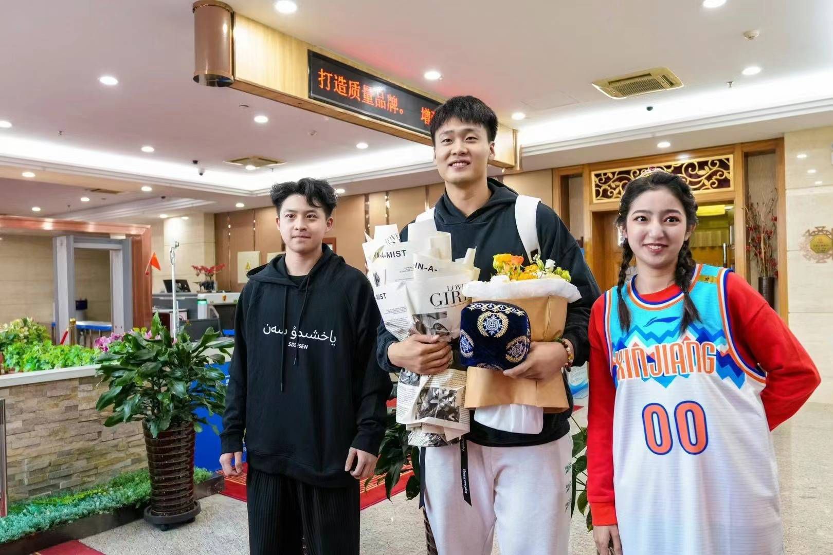 宋婉婷有些迟疑的说道：叶大师，能拍得起回春丹的，恐怕都是这个世界上最有钱的那拨人了，他们买收藏品，就像貔貅一样只进不出，从来没有听说过他们会拿出自己的藏品参加拍卖，除非是一些慈善拍卖活动。